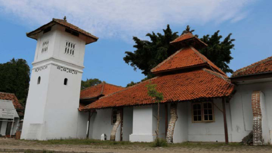 Berwisata Religi Ke Masjid Kasunyatan Banten