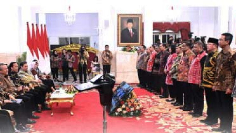 Bupati Ade Sugianto Terima Penghargaan TPID Award 2022 dari Presiden