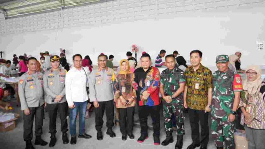 Forkopimko Jakarta Timur Awasi Pelipatan Surat Suara di Gudang Logistik