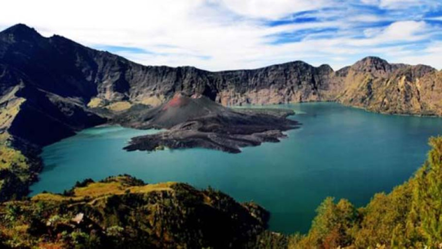 Gunung Rinjani dan Danau Segara Anak: Destinasi Wisata yang Memikat