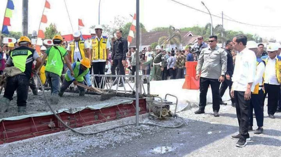 Jokowi Cek Progres Perbaikan Jalan Rusak di Lampung