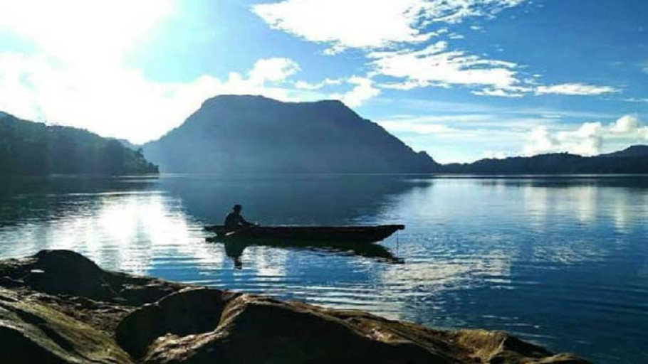 Keindahan Danau Gunung Tujuh di Kaki Puncak Jambi
