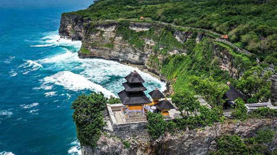 Keunikan Pura Uluwatu: Sajian Budaya dan Keindahan Alam Di Bali
