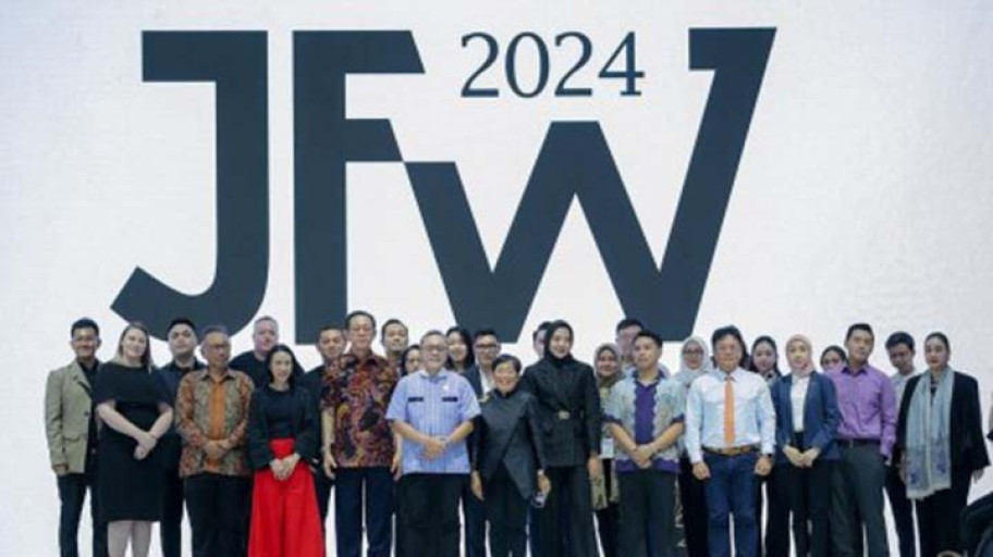 Menteri Perdagangan Zulkifli Hasan Membuka Jakarta Fashion Week 2024