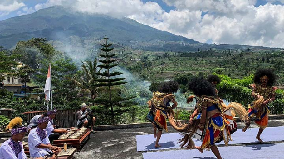 Pemandangan Puncak Gunung Sumbing Siap Jadi Latar Belakang Tlilir Art and Culture Festival