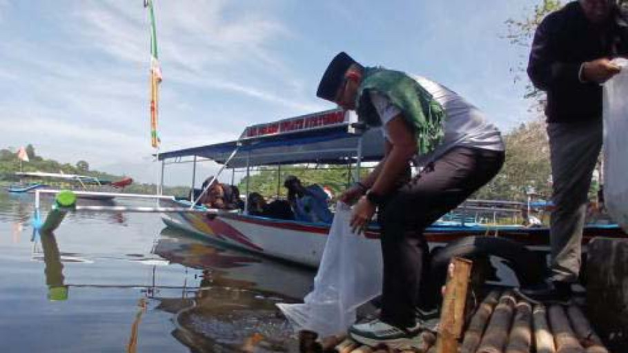 Sandiaga Uno Dorong Pengembangan Perikanan Lokal di Tasikmalaya melalui Penanaman Benih Gurame