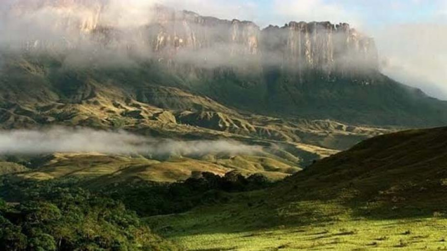 Taman Nasional Lorentz: Warisan Dunia UNESCO Terbesar di Asia Tenggara
